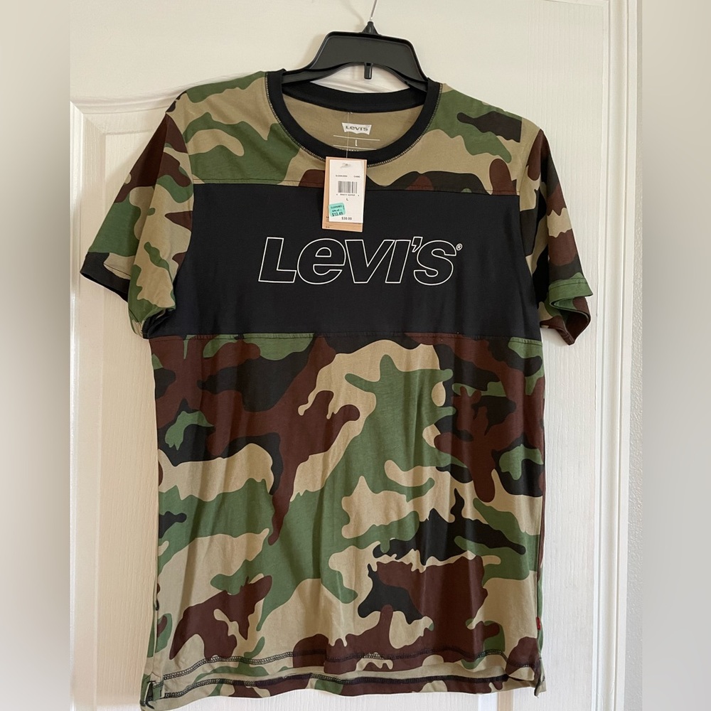 Levi’s tee